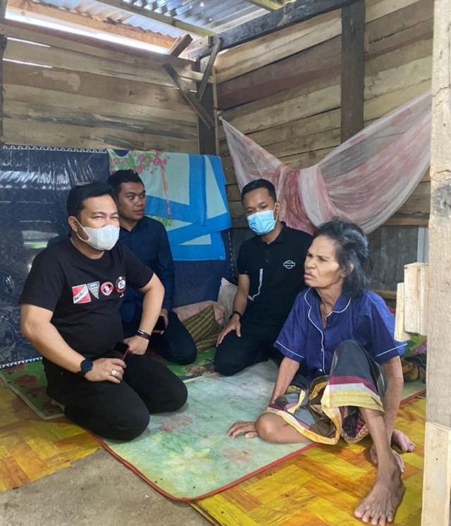 Wawan Beri Bantuan Untuk Nenek Lansia di Pattalasang