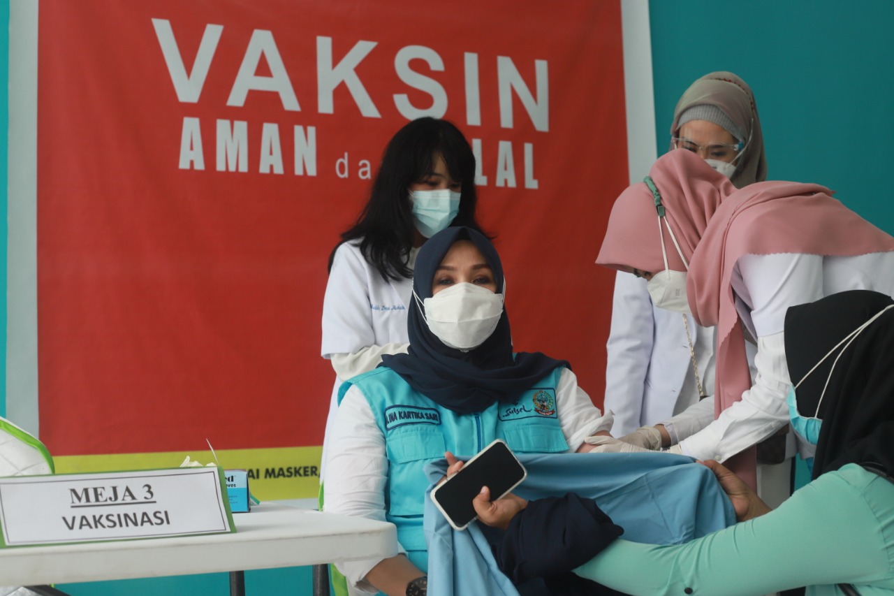 Andi Ina Yang Pertama di Suntik