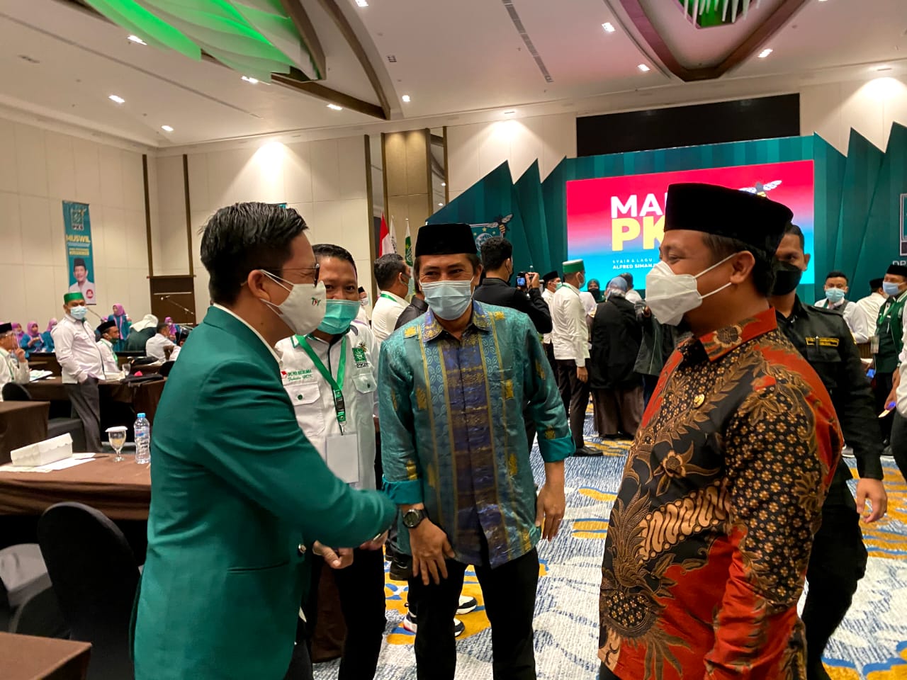 Tomy Satria Yulianto hadir dengan jas hijaunya