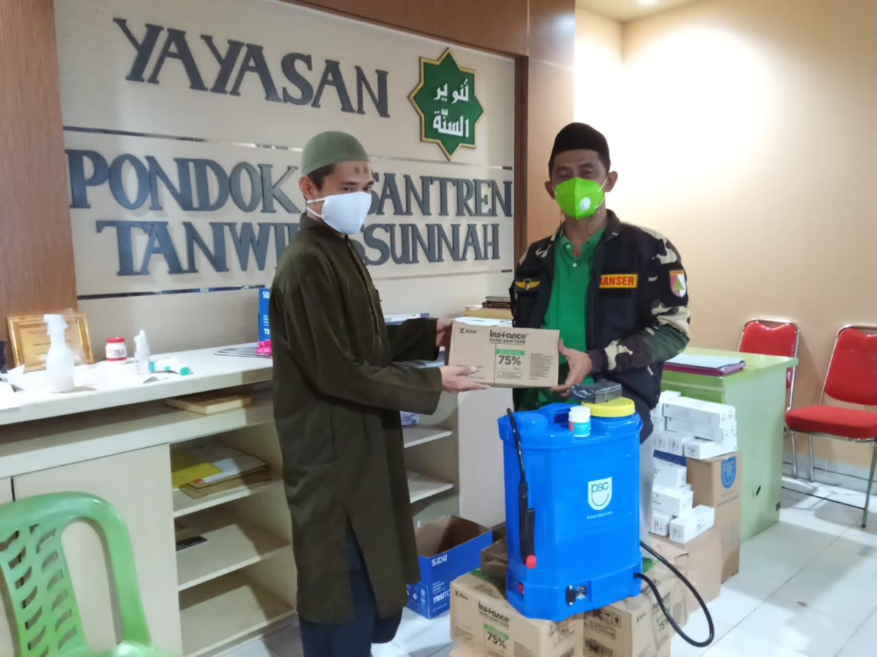 GP Ansor Gowa Serahkan Bantuan Hand Sanitizer ke Pesantren