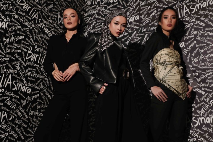 Rumah Mode Barli Asmara Luncurkan Scribble Scarf