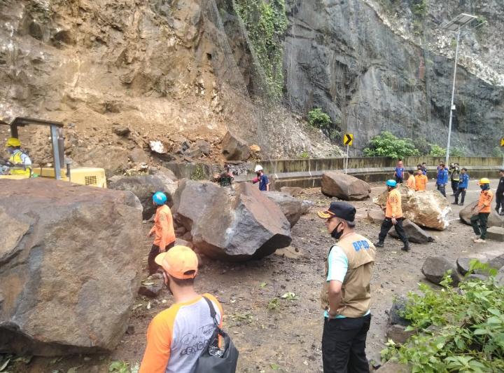 Bongkahan Batu Besar Tutup Badan Jalan