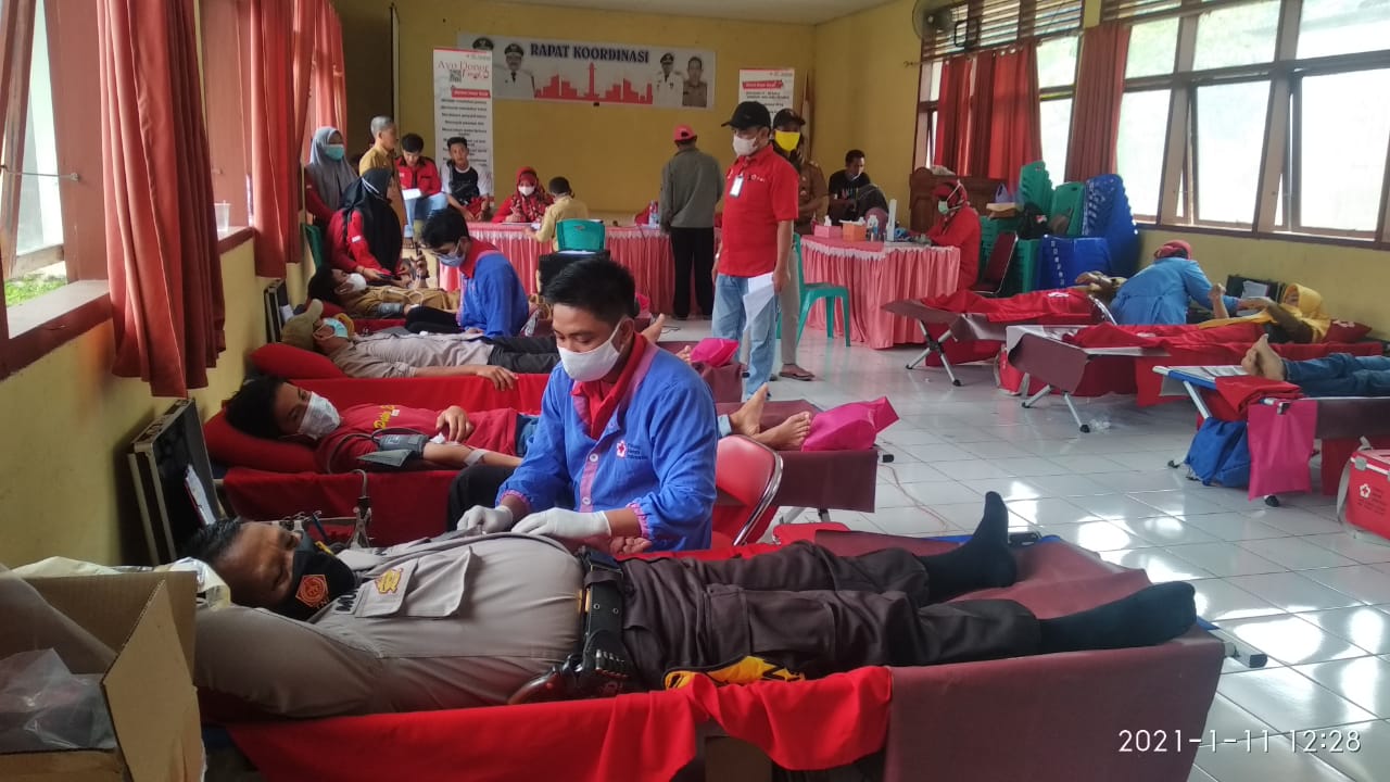 Personel Polsek Bungaya Kumpulkan 50 Kantong Darah