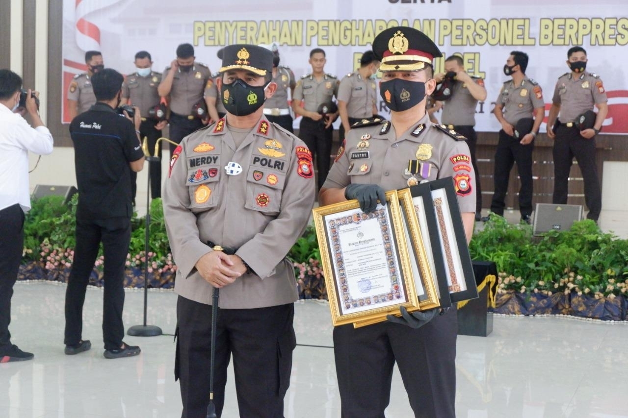 Kompol Fantry Taherong, Penerima 12 Penghargaan