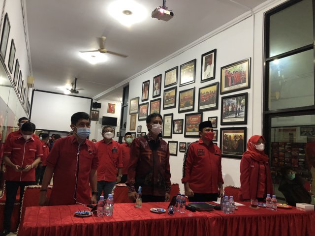 HUT PDIP Penuh Karangan Bunga dan Tumpeng