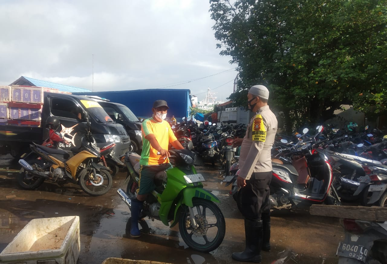 Bhabinkamtibmas Gusung Awasi dan Imbau Warga di TPI Paotere Terapkan Prokes