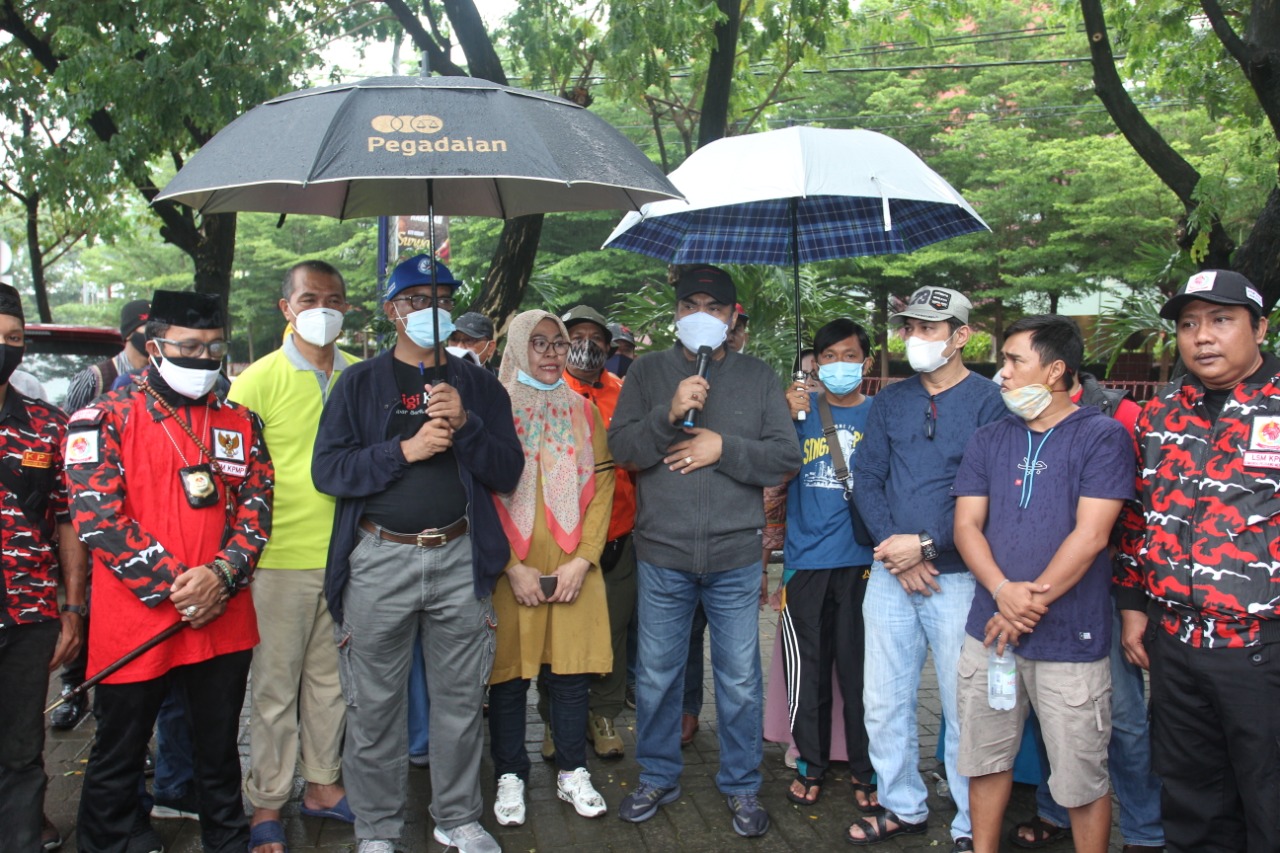 Bantuan Dinas Pendidikan dan Disnaker Makassar untuk Sulbar Diangkut 11 Truk, 12 Minibus dan 4 Pickup