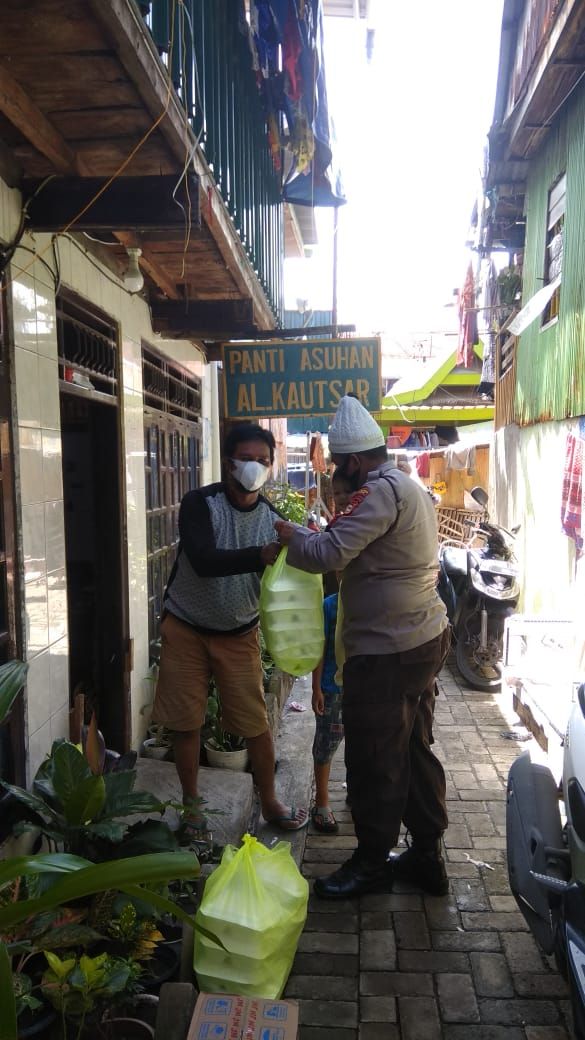 Polres Pelabuhan Makassar Bagikan Nasi Kotak di Jumat Berkah