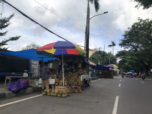 Pedagang kaki lima (PKL) yang berjualan buah-buahan
