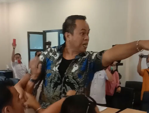 Ricuh di RDP  DPRD Mamuju