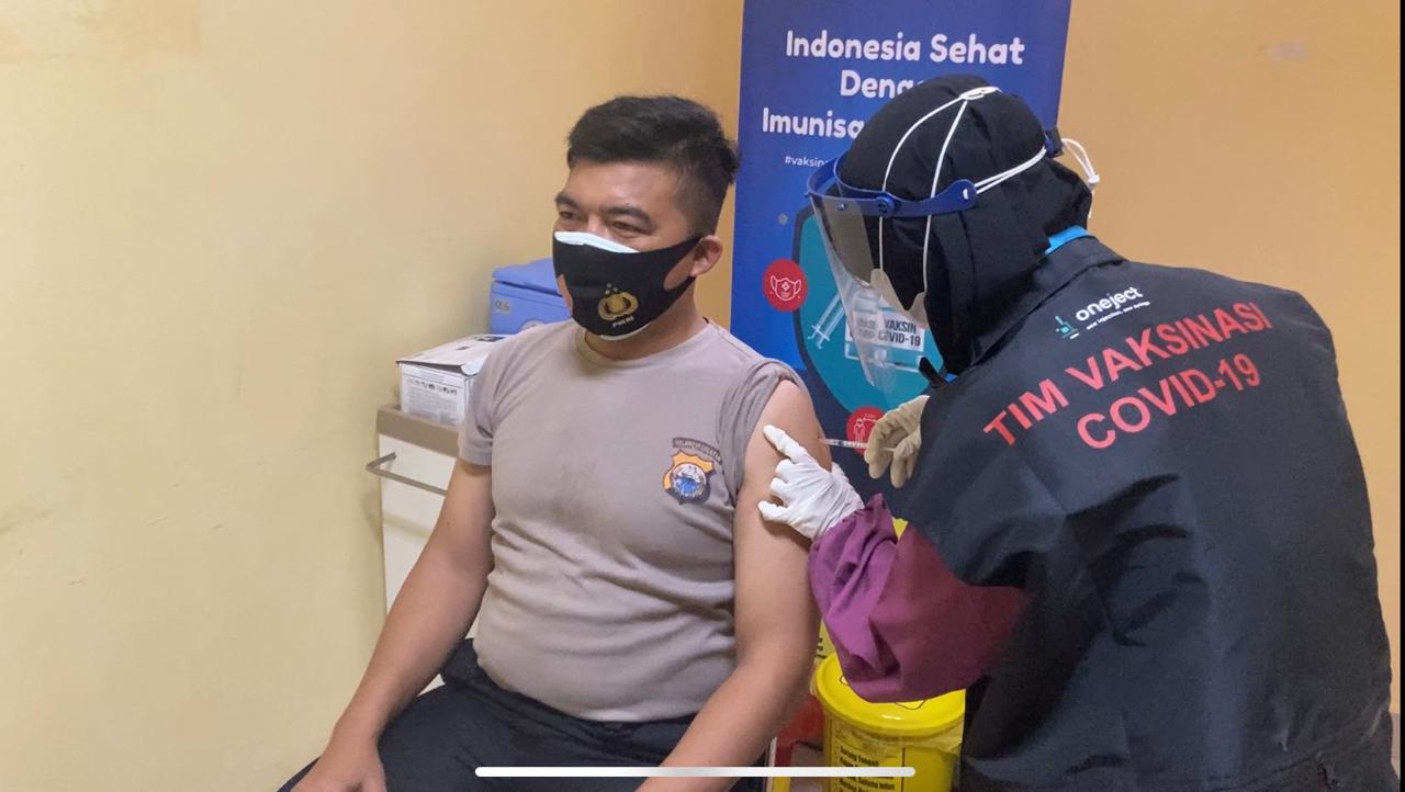 Kapolres Pelabuhan Ikuti Vaksinasi di Puskesmas Makkasau