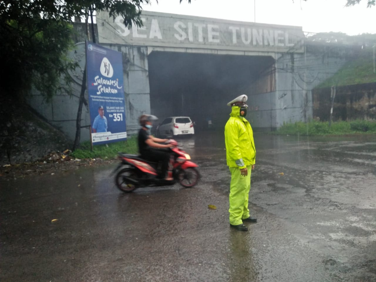 Sat Lantas Polres Pelabuhan Tetap Layani Warga Meski Dalam Kondisi Hujan