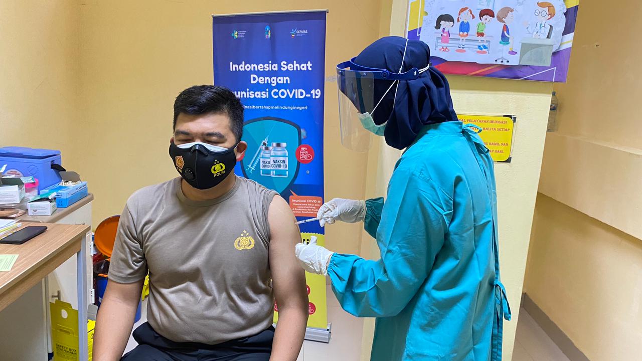 Dukung Vaksinasi Covid- 19, Kapolres Pelabuhan Makassar Lakukan Vaksin Dosis Kedua