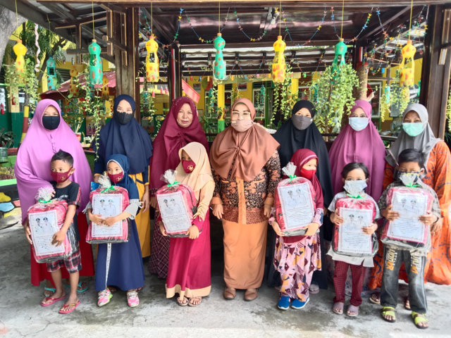 Sekolah Bagikan Seragam Gratis