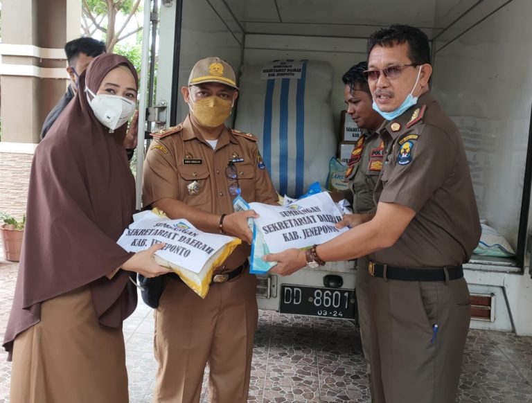 Diskominfo dan Kabag Gotong Royong Serahkan Bantuan Gempa
