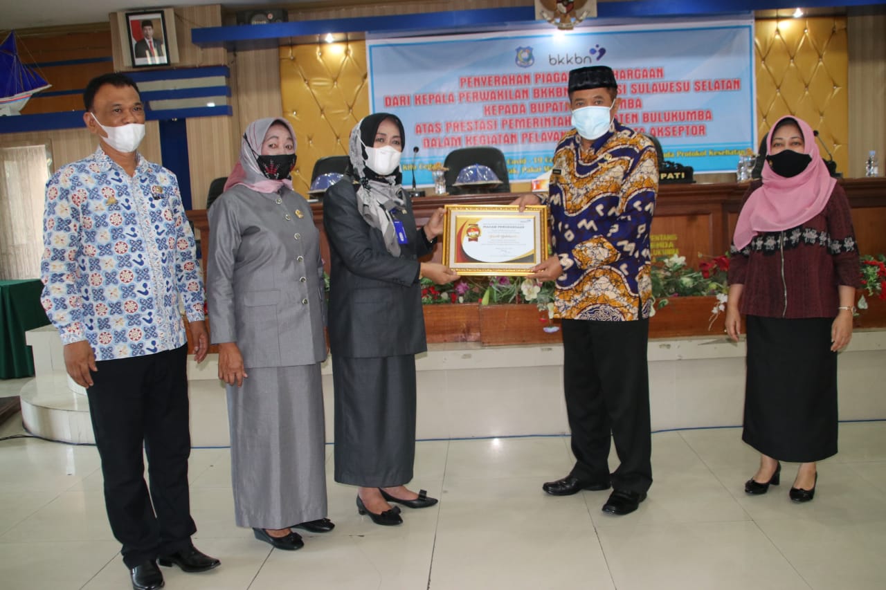 Bupati Terima Penghargaan BKKBN