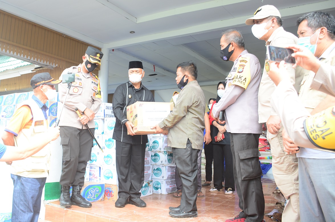 Peduli Kemanusiaan, Bupati- Kapolres Salurkan Bantuan