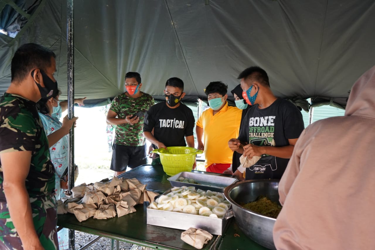Dapur Lapangan Kodam Hasanuddin  Siapkan Makanan Bagi Pengungsi