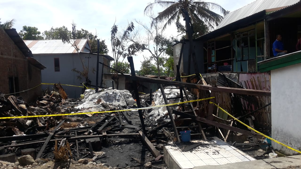 Sekeluarga Tewas Terbakar, Ibu Peluk Bayinya