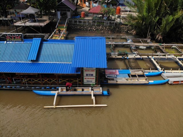 Beginilah suasana Rumah Makan Terapung RW Tello Mandiri (RTM) Cafe dan Resto