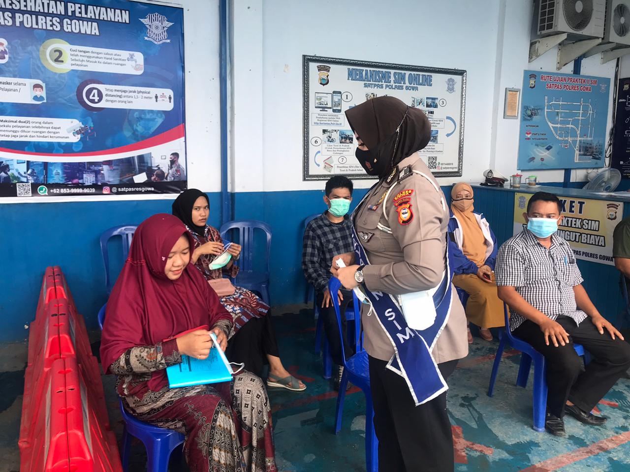 Petugas Sarpas SIM Polres Gowa Bagikan Masker
