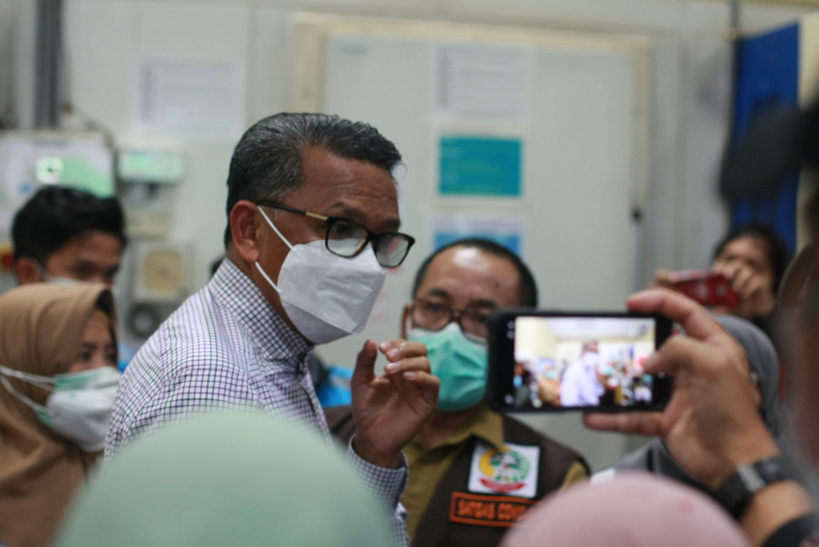 Gubernur HM Nurdin Abdullah mengecek vaksin covid-19