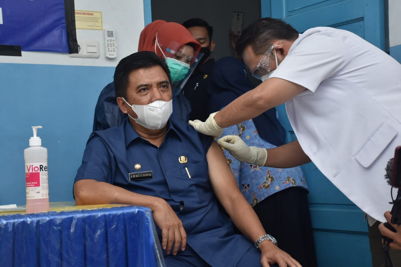 Hatta Rahman Orang Pertama Divaksin Covid