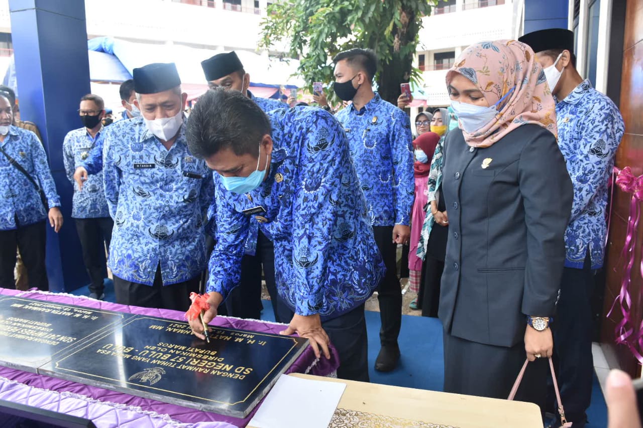 Hatta Rahman Resmikan Empat Sekolah Sekaligus