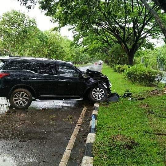 Hindari Jalan Berlubang, Warga Manggala Seruduk Pohon