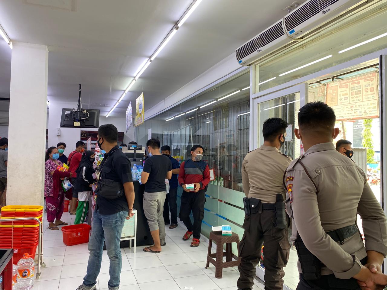 Pusat Perbelanjaan Dibuka, Toko Dijaga Polisi