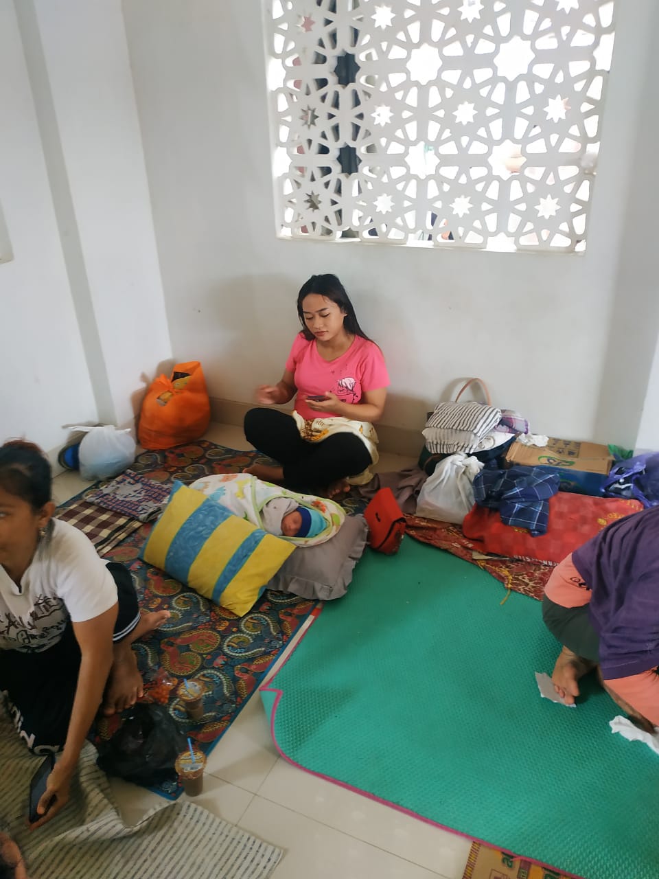 Usia Belum Setahun, Lima Bayi Dibawa Mengungsi