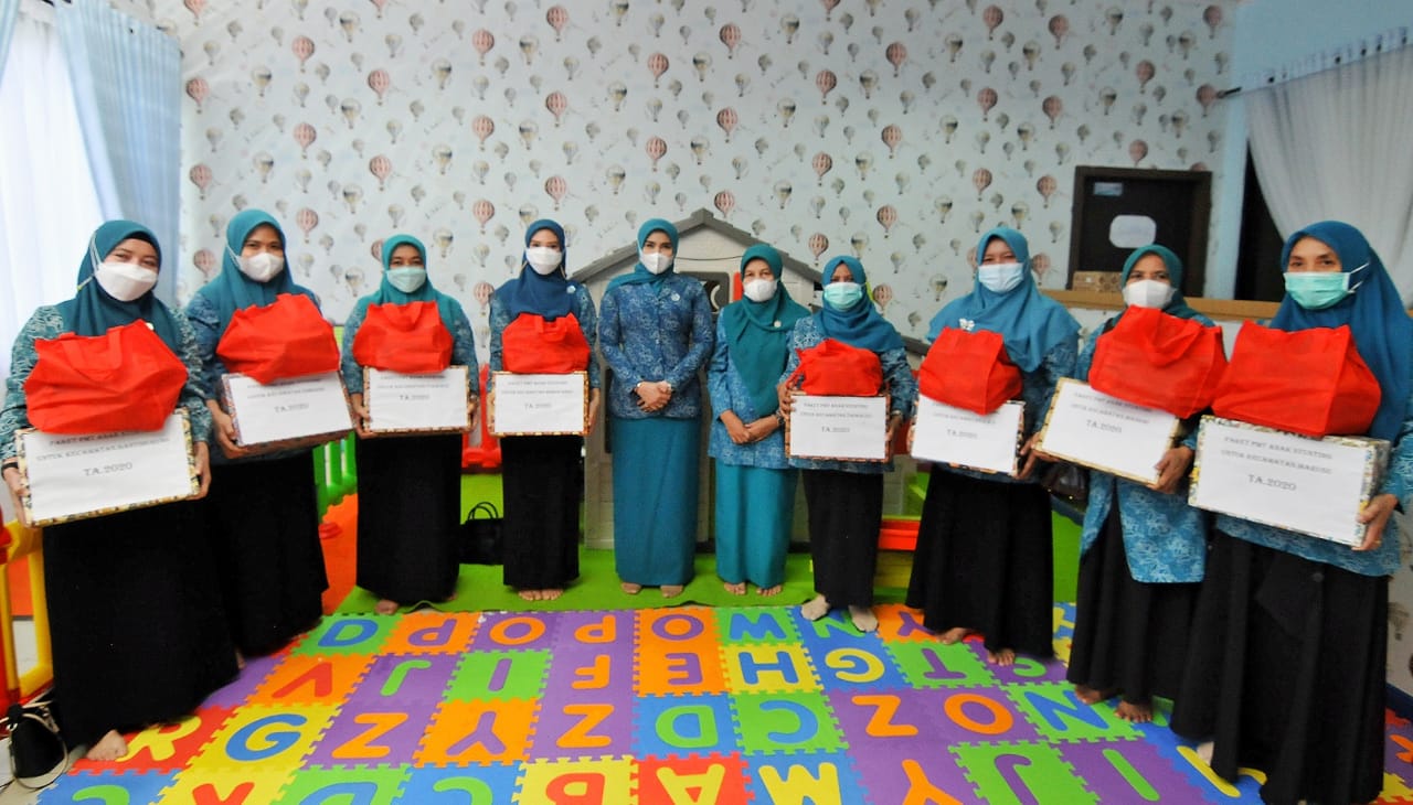 PKK Maros Serahkan PMT Untuk Anak Stunting