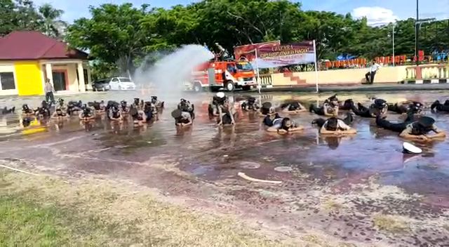 39 Anggota Polres Jeneponto Disiram Air