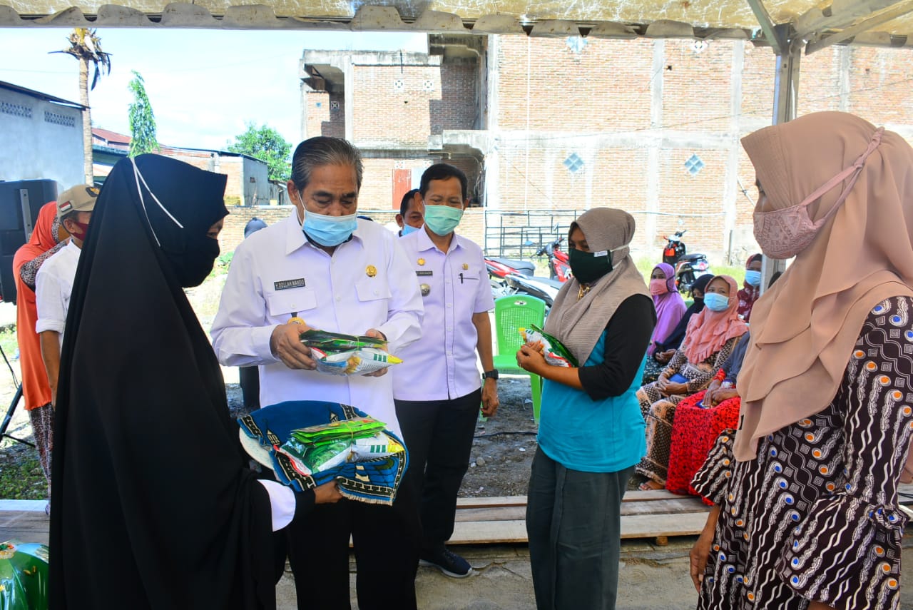 Bupati Serahkan Benih Sayur Kepada KWT