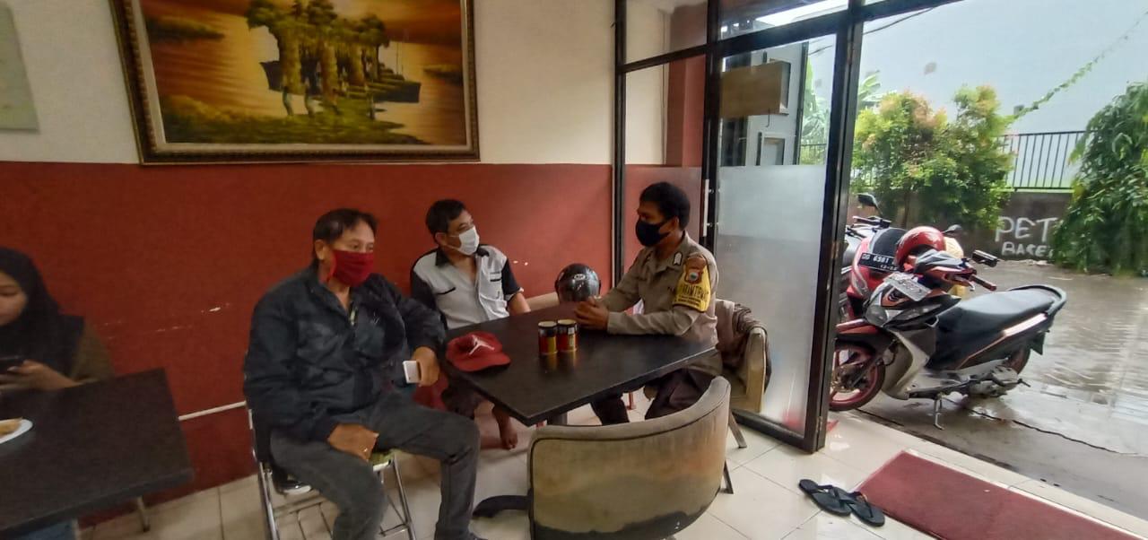 Bhabinkamtibmas Tamamaung Sambangi Warga Sambil Imbau Prokes