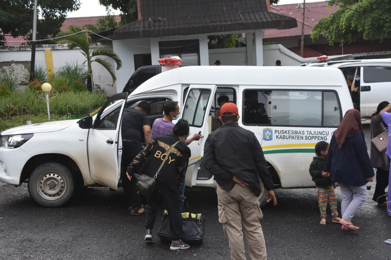 Bupati Boyong 78 Orang Korban Gempa