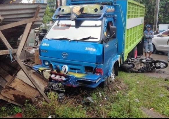 Truk Seruduk Pemotor dan Kios