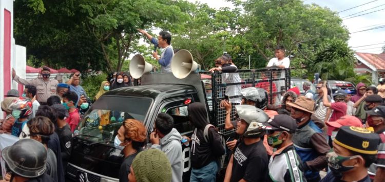 Ratusan Massa Protes ke Kantor Bupati Jeneponto