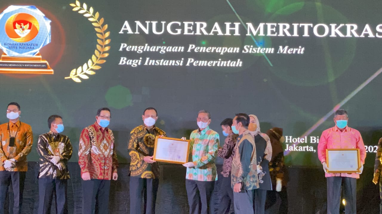 Bupati Amran Terima Penghargaan KASN