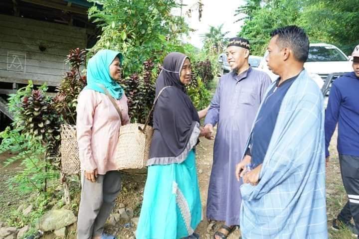 Syahar Kenakan Sarung Berbaur Dengan Masyarakat
