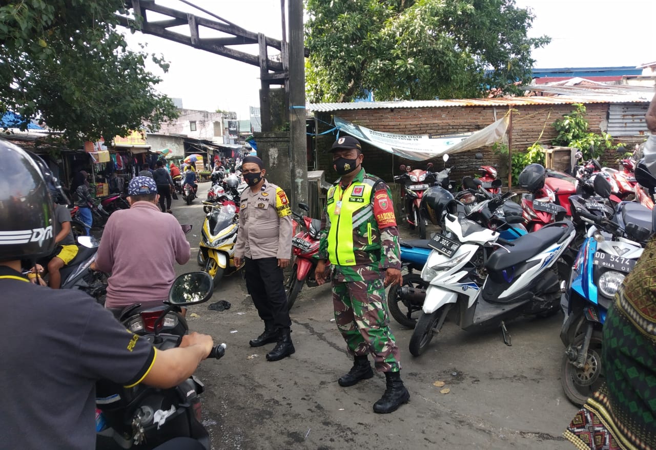Bhabinkamtibmas dan Babinsa Gusung Pantau Prokes di TPI
