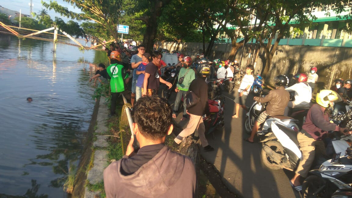 Dikejar Massa, Terduga Jambret Nekat Nyemplung ke Kanal
