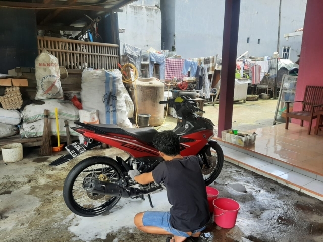 Musim Hujan Jadi Berkah, Pelanggan Bertambah