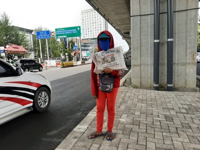 Melati Penjual Koran di depan Gedung DPRD Makassar