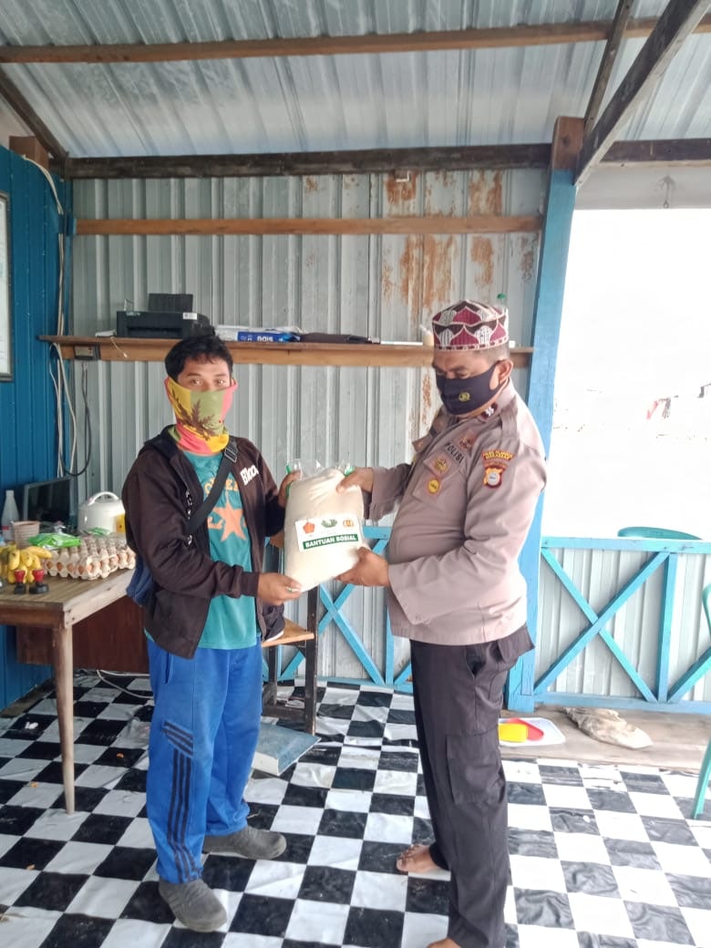 Bhabinkamtibmas Pulau Barrang Lompo Salurkan Bantuan Sembako Beras pada Terdampak Covid-19