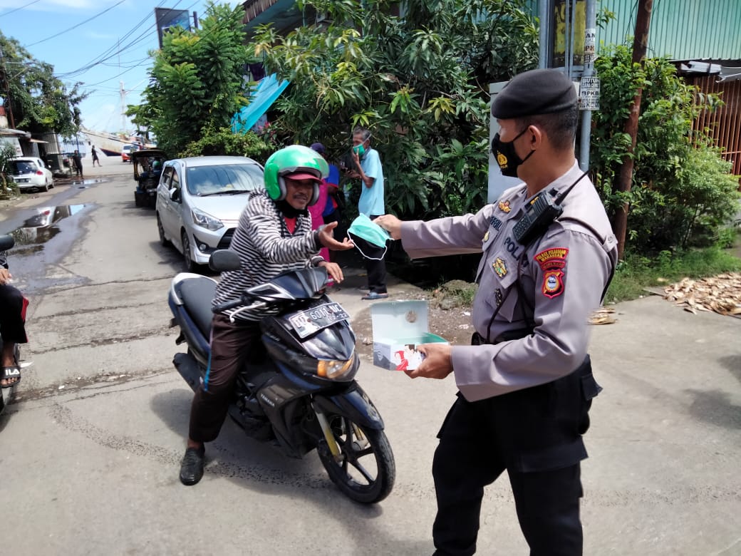 Polres Pelabuhan Makassar Berikan Imbauan dan Bagikan Masker ke Masyarakat