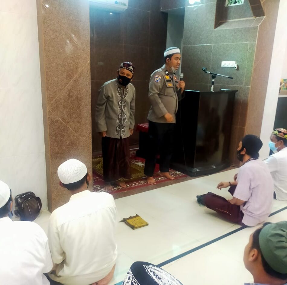 Satbinmas Polres Pelabuhan Makassar Ajak Jamaah amasjid Terapkan Prokes