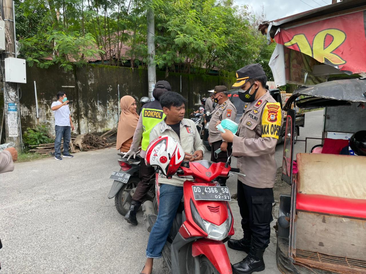 Wakapolres Pelabuhan Makassar Pimpin Operasi Yustisi dan Bagikan Masker