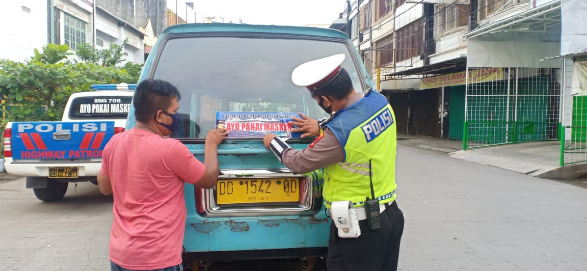 Satlantas Polres Pelabuhan Makassar Tempel Stiker “Ayo Pakai Masker” di Kendaraan