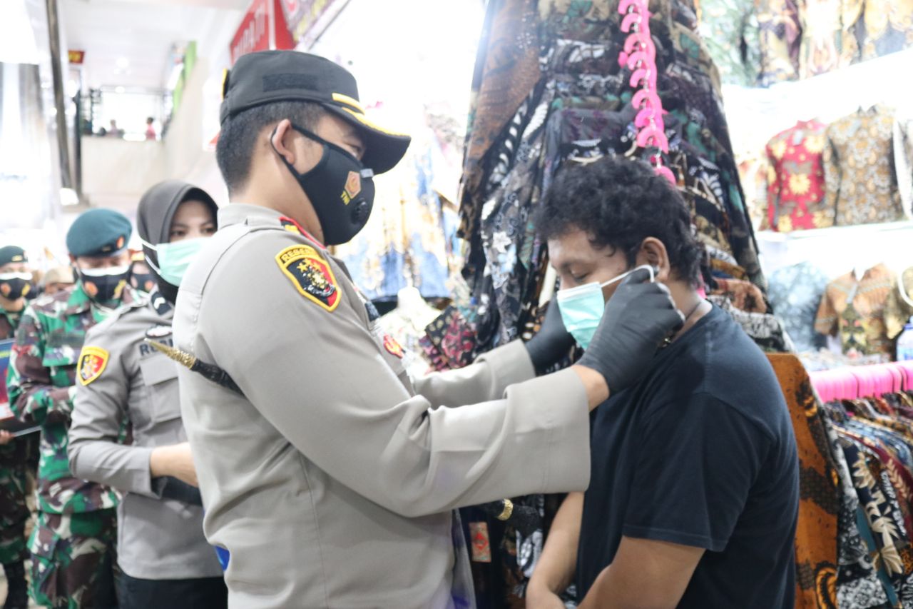 Kapolres AKBP Kadarislam Pimpin Penegakan Prokes dan Bagikan Masker kepada Masyarakat